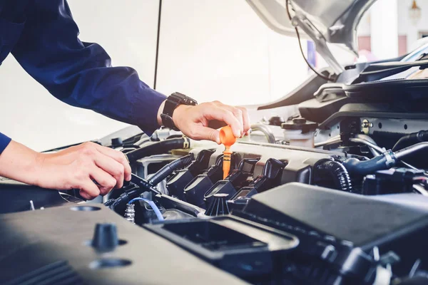 Mecânico mecânico de mudança de óleo no serviço de reparação de automóveis . — Fotografia de Stock