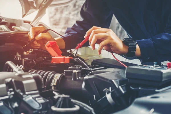 Manos del mecánico de automóviles que trabajan en el servicio de reparación de automóviles . —  Fotos de Stock