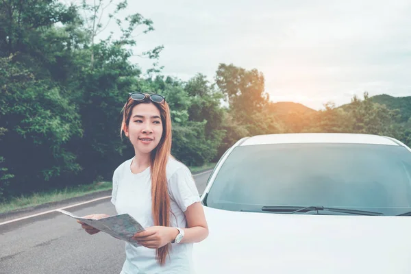Szczęśliwy piękna dziewczyna jadąc samochodem hatchback z mapą — Zdjęcie stockowe