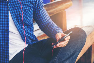 Tablet ve tren bekliyorsun kulaklık kullanarak seyahat adam