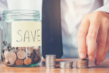 Kaydetme para kavramı adam el koyarak satır ve para Finans yazmak