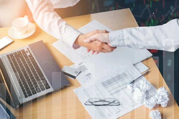 Business Handshake Greeting Deal Concept en el lugar de trabajo — Foto de Stock