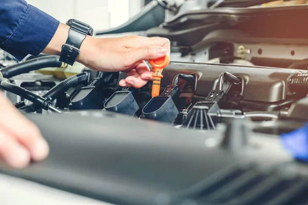 Mecánico cambiante mecánico de aceite en servicio de reparación de automóviles . —  Fotos de Stock