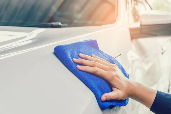 Чистильщик автомобиля с микроволоконной тканью белый автомобиль — стоковое фото