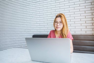 Asyalı kız laptop.female freelan ile bir kahve dükkanında çalışan
