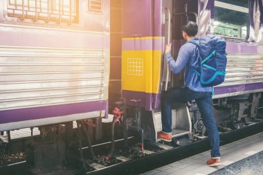 Tren istasyonunda seyahat etmek turist backpacker