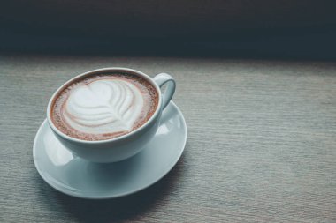  Tablo vintage sesi üzerinde kahve fincanı