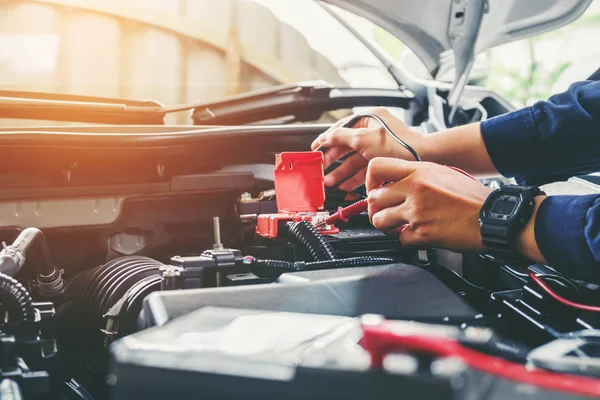 Manos del mecánico de automóviles que trabajan en el servicio de reparación de automóviles . —  Fotos de Stock