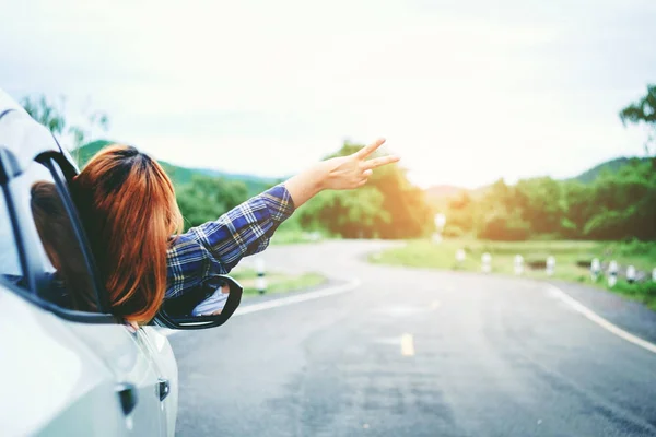 Podróżnik zrelaksowany szczęśliwą kobietą na letnie wakacje roadtrip na hatc — Zdjęcie stockowe