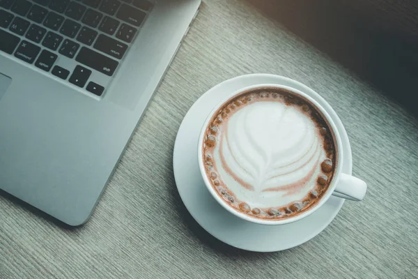 ノート パソコンにコーヒー カップ — ストック写真