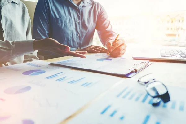 Kollegen im Business-Team treffen sich zur Planung einer Strategieanalyse — Stockfoto