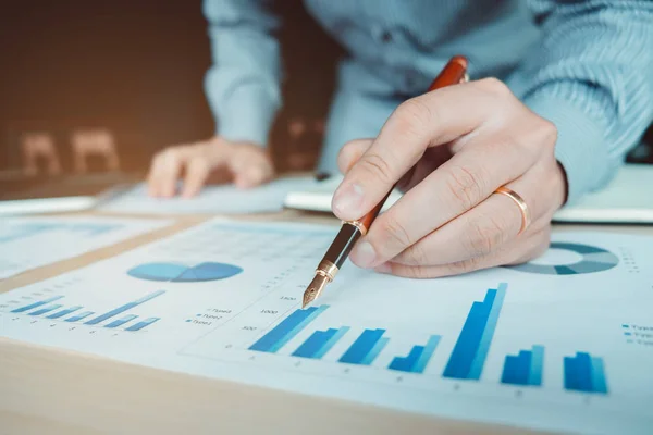 Geschäftsmann mit einem Stift, der auf das Geschäftspapier zeigt. Bericht — Stockfoto