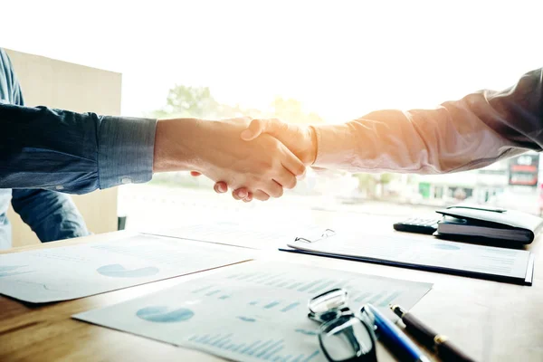 Empresários colegas apertando as mãos meting Planejamento Strateg — Fotografia de Stock