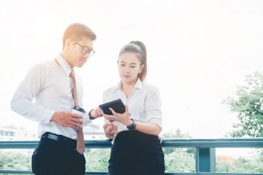 Asya iş adamları iş çıkışı B dijital tablet açık kullanma