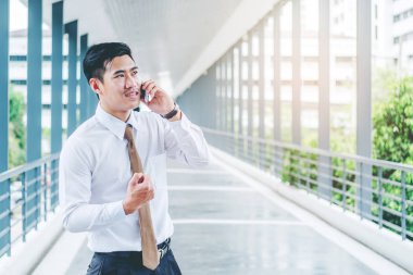 Telefonda konuşmak smartphone kullanarak profesyonel iş adamı 