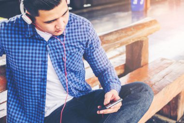 Tren istasyonunda cep telefonu kullanan adam seyahat