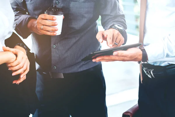 Grupo de empresarios hablando hombre de negocios trabajando en digital — Foto de Stock