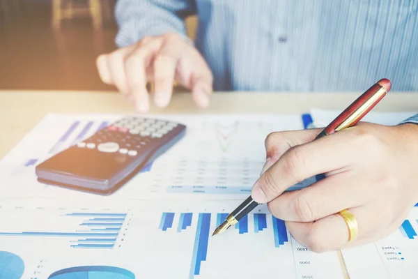 Les mains de l'homme d'affaires avec calculatrice au bureau et Financial — Photo