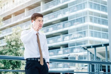 Onun telefon s konuşmak smartphone kullanarak profesyonel iş adamı