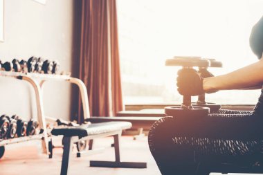 Asya spor kadın dumbbell ağırlıkları içinde jimnastik salonu ile yapıyor