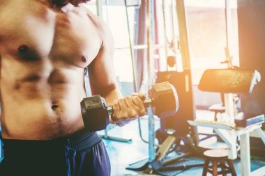 Güç atletik erkek vücut geliştirmeci egzersiz jimnastik salonu dumbbells ile
