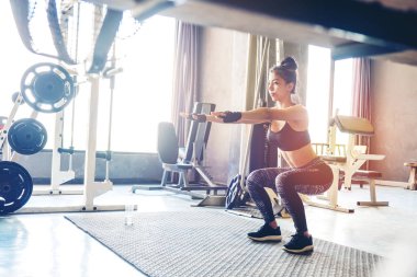Bodur wh yapıyor spor içinde genç güzel kadın derin ağız kavgası