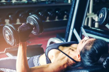 Asya spor kadın dumbbell ağırlıkları içinde jimnastik salonu ile yapıyor