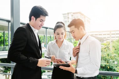 Toplantı ve outd içinde konuşan grup gülümseyen profesyonel takım