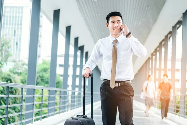 Професійні бізнесмен подорожувати за допомогою смартфона говорити на своєму — стокове фото