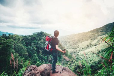 Gezgin adam macera ve tatil Dağı hiking sırt çantası ile