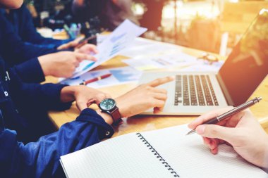 İş takım toplantısı Laptop yeni iş pr üzerinde çalışma başlatmak