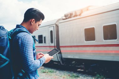 Tren istasyonu seyahat kavramı cep telefonu kullanan adam seyahat