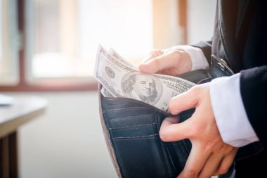 İş adamı dolar tutan ödeme faturaları