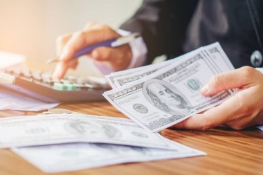 Faturaları ve ferman sikke para kavramı adam elini tutarak dolar tasarruf