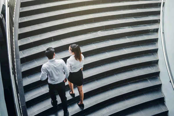 Επιχειρηματίας και η επιχείρηση γυναίκα ανεβαίνουν σκάλες επιτυχία έννοιας — Φωτογραφία Αρχείου