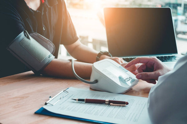Doctor Measuring arterial blood pressure woman patient on right — Stock Photo, Image