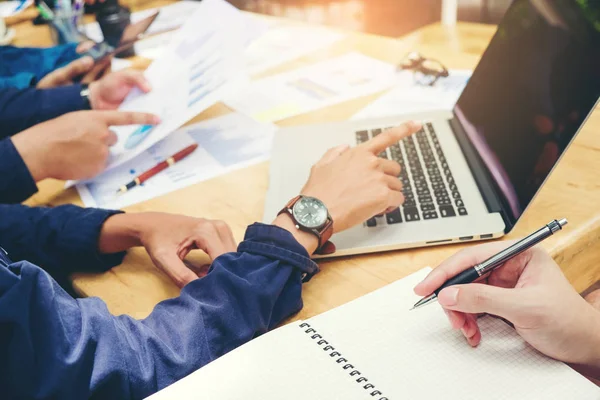 Starta upp affärsmöte team arbetar på Laptop nya business pr — Stockfoto