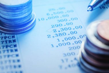 Kalem ve sikke iş kağıt üzerinde. Rapor hesap