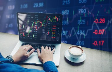 İş adamı laptop borsa Döviz bilgileri çalışan bir