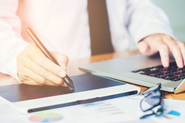 El erkek Tasarımcısı grafik tablet uygulamasını işte kullanma