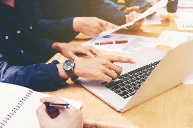 Takım çalışması iş takım toplantısı Laptop yeni bu çalışma başlatmak