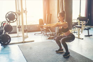 Bodur wh yapıyor spor içinde genç güzel kadın derin ağız kavgası