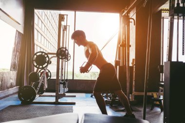Fitness güçlü adam yapıyor ağır ağırlık egzersiz jimnastik salonu makinedeki