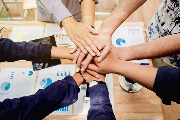 Biznesu łączenia pracy zespołowej ręce ducha zespołu praktyczno współpracy — Zdjęcie stockowe