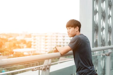 Yalnız ve mutsuz men şehir manzaralı ve günbatımı arıyoruz