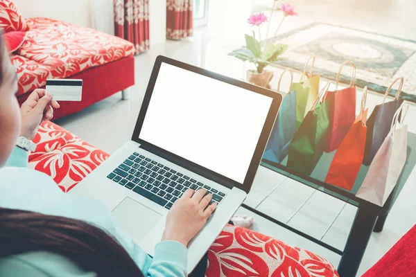 在线购物的女人与空白的屏幕，使用笔记本电脑信用车 — 图库照片