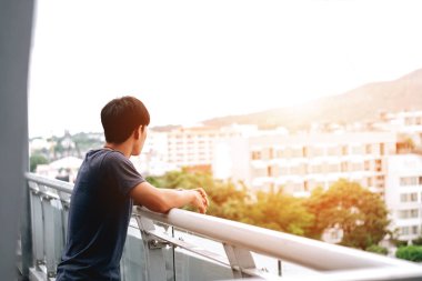 Yalnız ve mutsuz men şehir manzaralı ve günbatımı arıyoruz