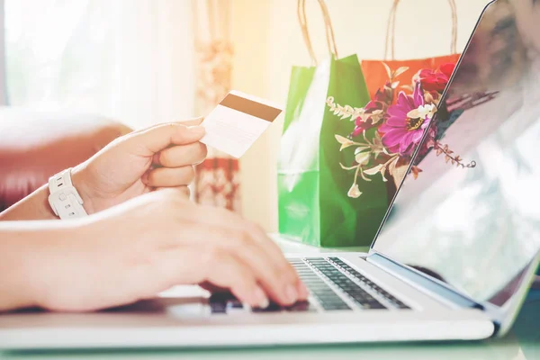女人购物网上信用卡享受在家里使用笔记本电脑 — 图库照片