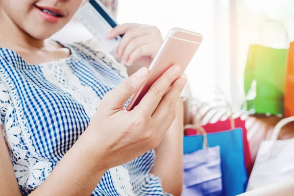 Γυναίκα ψώνια online χρησιμοποιώντας smartphone με πιστωτική κάρτα απολαμβάνοντας — Φωτογραφία Αρχείου