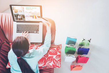 Kadın Divan hom içinde bankamatik kartı ile online alışveriş dizüstü bilgisayar ile
